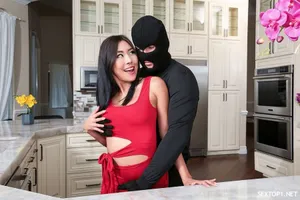 Cô em đáng thương bị chị gái "cắm sừng"