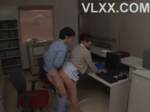 Anh rể nữa đêm vào phòng lén đụ em dâu tây