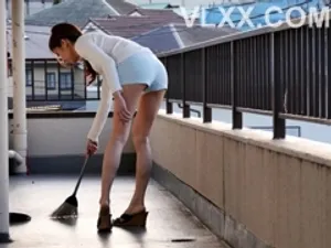 Cậu em trai nhút nhát được một người chị họ nứng cho biết mùi đời