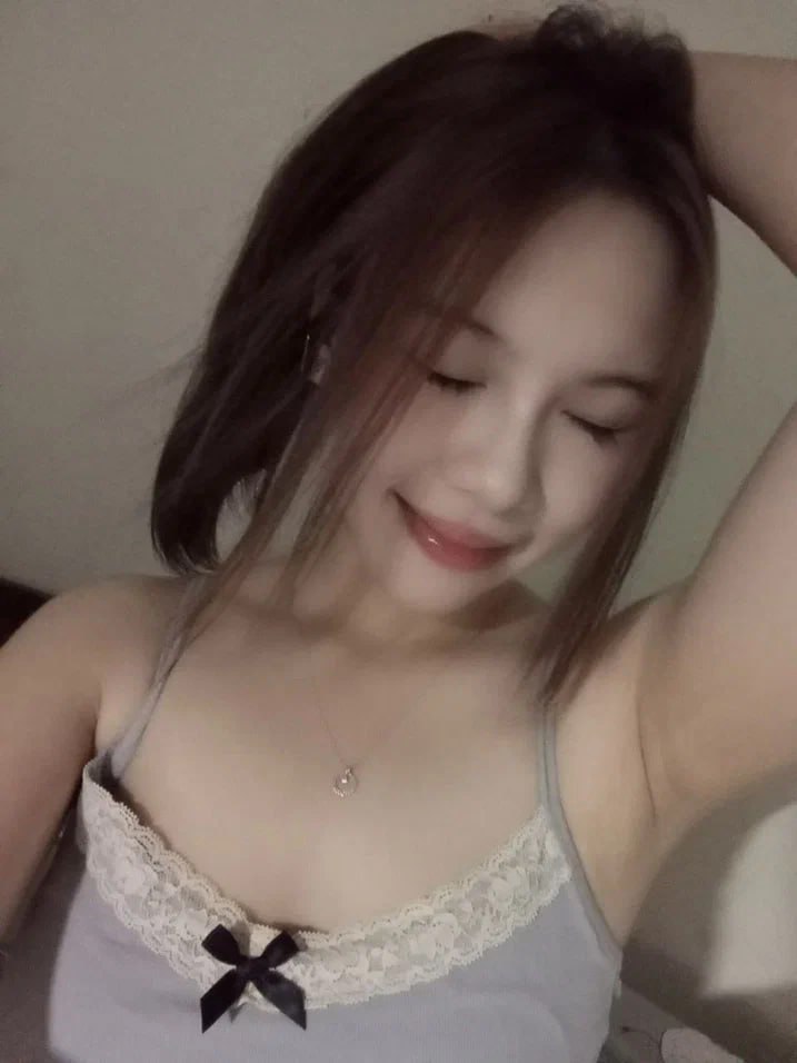 Đã ai làm gì đâu, mới móc bằng 1 ngón em đã bắn nước ướt cả tay