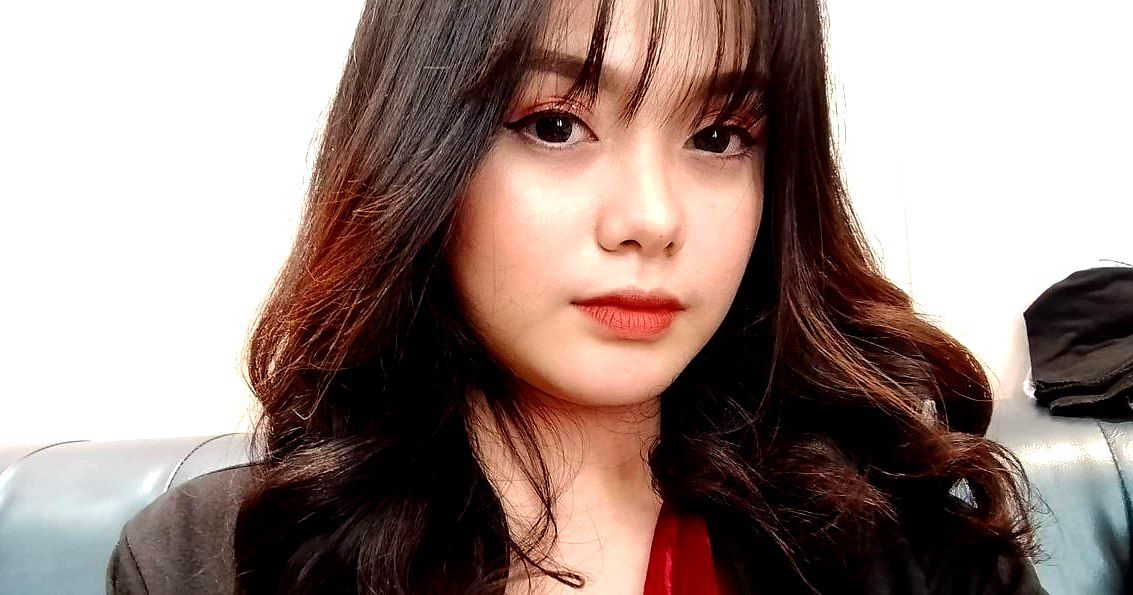Anh thanh niên ngây ngô và cô bạn gái bán hoa ở quán rượu đầy kinh nghiệm